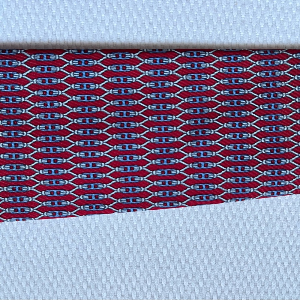 Preowned Hermes maroon patterned tie. Excellent condition.